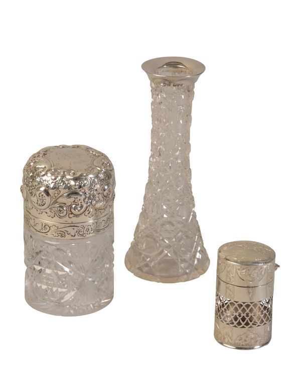 A STERLING SILVER MOUNTED CUT GLASS CYLINDRICAL SCENT BOTTLE