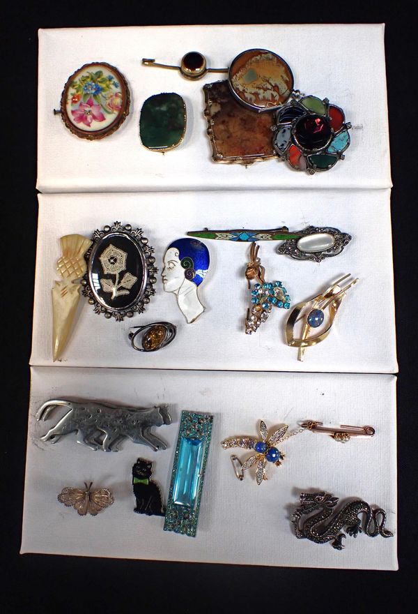 A SELECTION OF COSTUME JEWELLERY