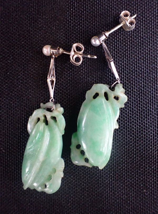 A PAIR OF GREEN JADE PENDANT EARRINGS