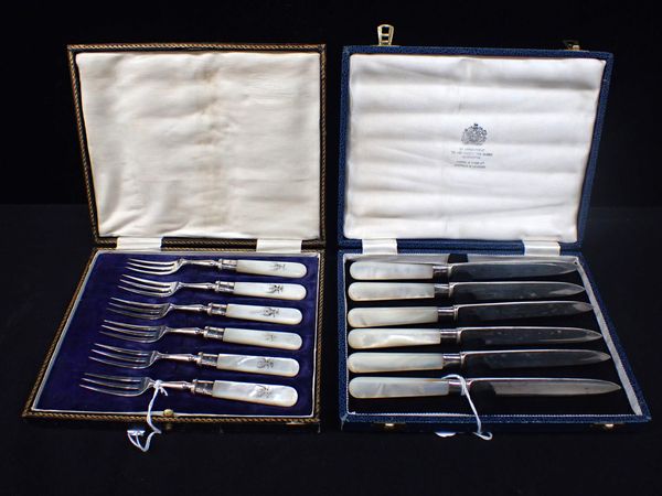 A SET OF SIX SILVER FRUIT KNIVES AND FORKS