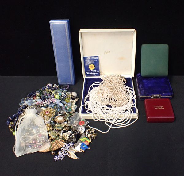 A QUANTITY OF COSTUME JEWELLERY