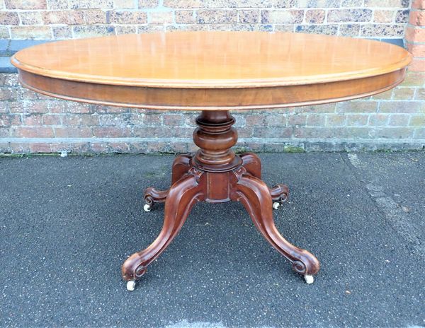 A VICTORIAN MAHOGANY OVAL BREAKFAST TABLE