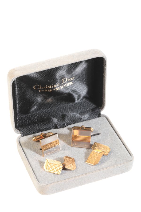 A PAIR OF 18CT GOLD CUFFLINKS