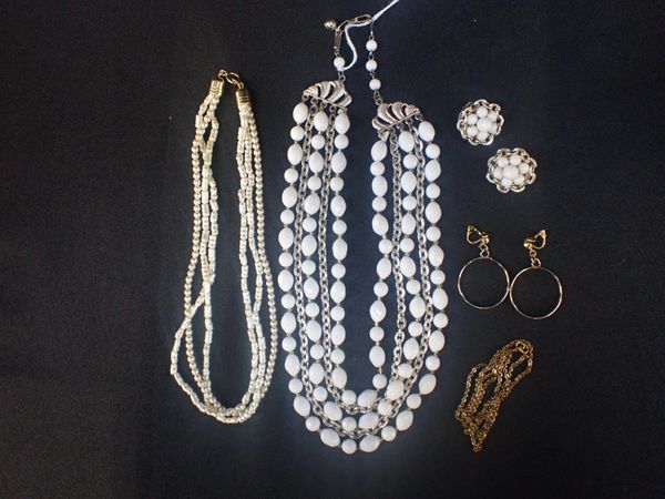 A COLLECTION OF COSTUME JEWELLERY