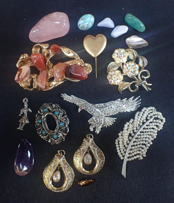 A COLLECTION OF COSTUME JEWELLERY