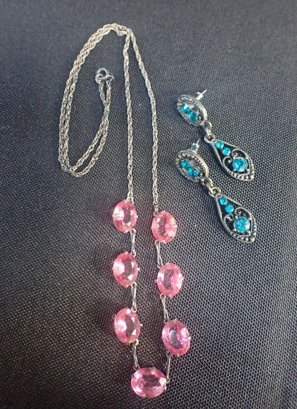 A PINK PASTE NECKLACE AND BLUE GEMSTONE DROP EARRINGS