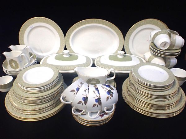 A DOYAL DOULTON 'SONNET' PART DINNER SERVICE