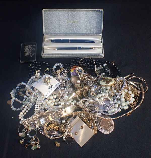 A COLLECTION OF COSTUME JEWELLERY