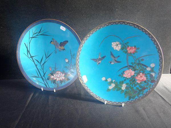 A PAIR OF CLOISONNE PLATES