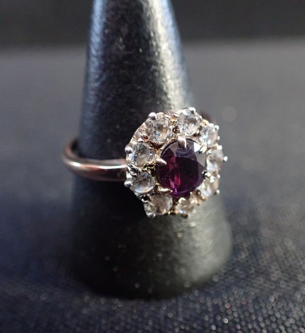 A PINK SPINEL AND WHITE TOPAZ DAISY RING