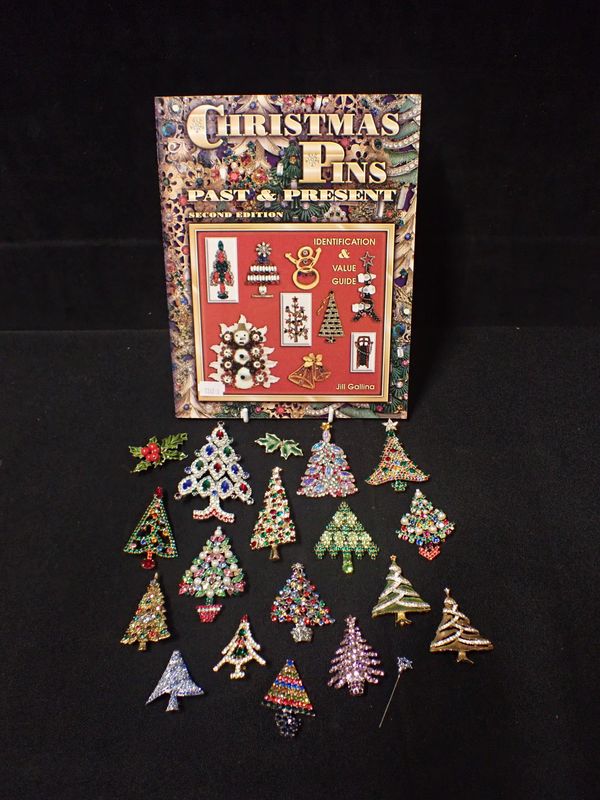 A COLLECTION OF VINTAGE AMERICAN CHRISTMAS TREE PINS/BROOCHES