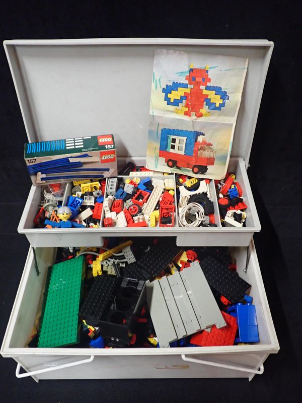 A QUANTITY OF VINTAGE LEGO