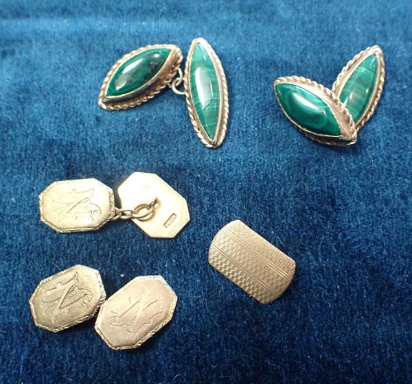 A PAIR OF 9CT GOLD AND MALACHITE CUFFLINKS