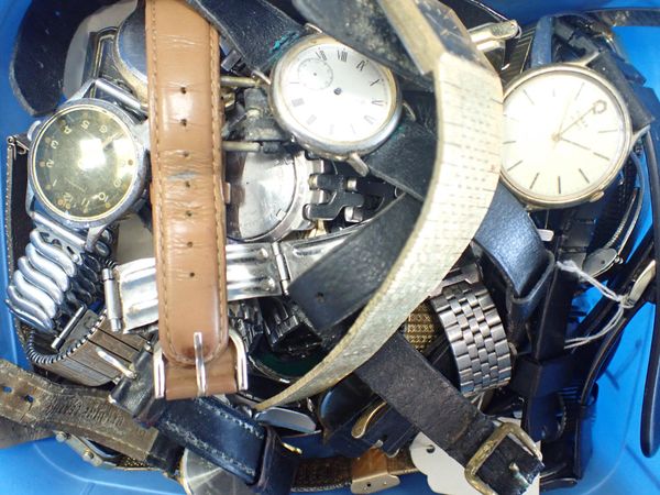 A QUANTITY OF GENTLEMENS' WRISTWATCHES