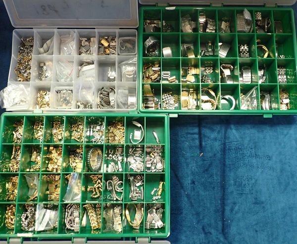 A QUANTITY OF VARIOUS WATCH BRACELET PARTS