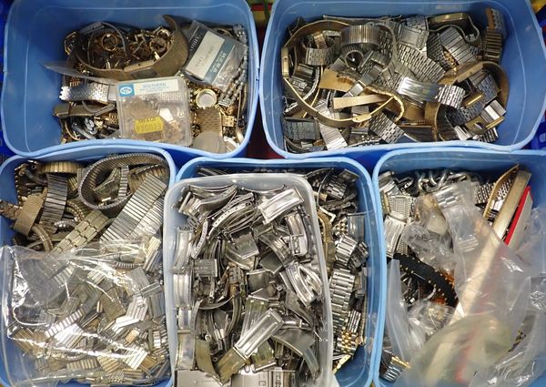 A QUANTITY OF VARIOUS WATCH BRACELET PARTS