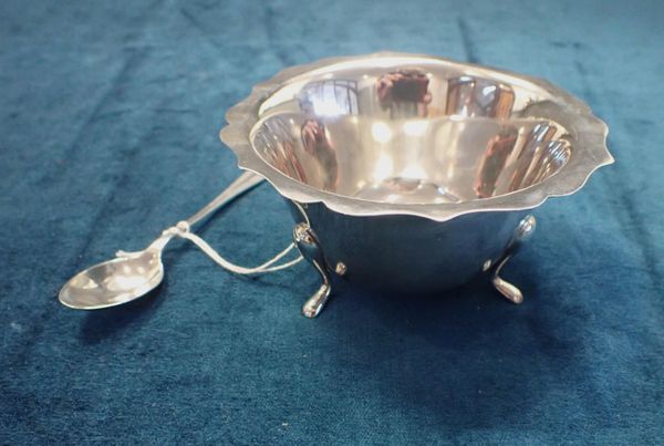 A GEORGE V SILVER BOWL AND ASSOCIATED SPOON