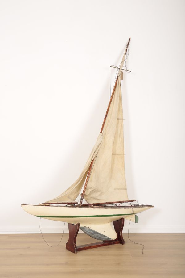 AN EARLY 20TH CENTURY PAINTED WOOD MARBLE HEAD POND YACHT