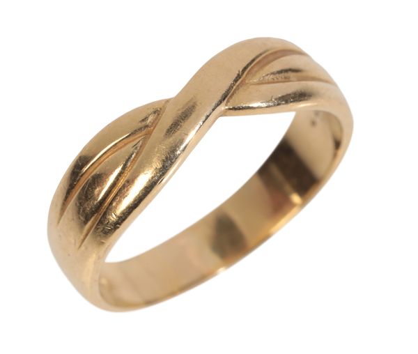 AN 18CT GOLD RING