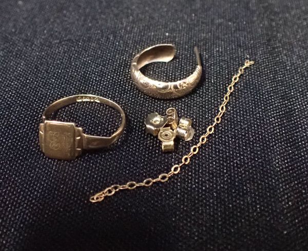 A 9CT GOLD RING, AND EARRINGS