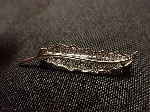 A SILVER LEAF BROOCH