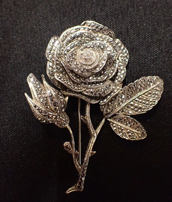 A SILVER AND MARCASITE BROOCH IN THE FORM OF A ROSE