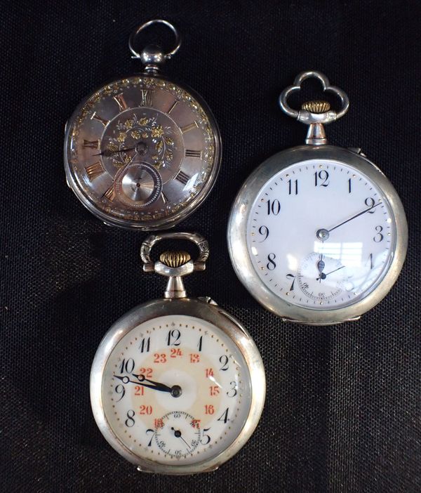 A SILVER-CASED POCKET WATCH WITH ENGRAVED DIAL