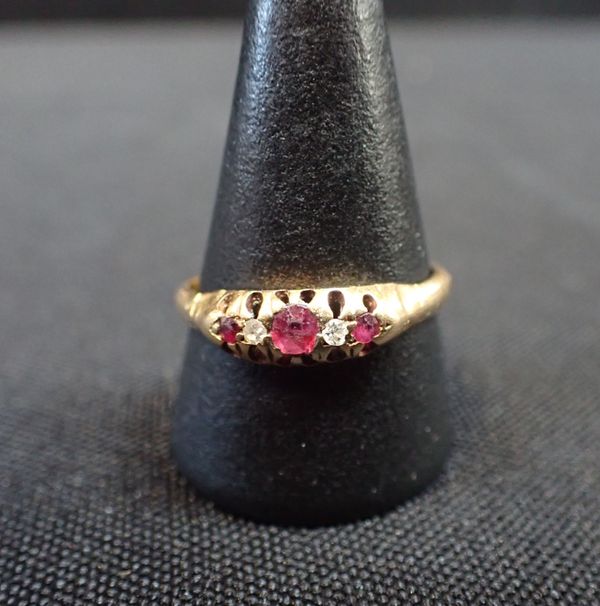 A GOLD, RUBY AND DIAMOND RING