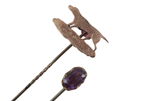 A GOLD-COLOURED METAL HOUND STICK PIN