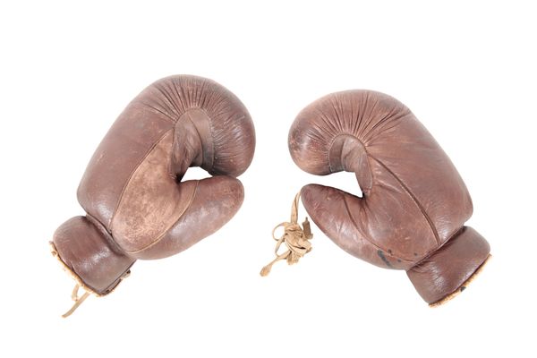 A PAIR OF BROWN LEATHER BOXING GLOVES