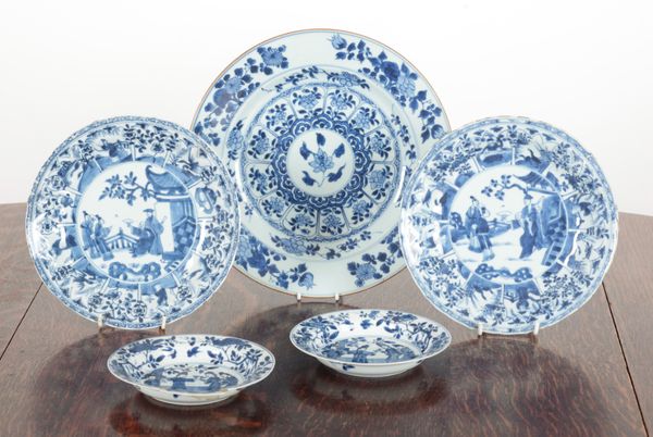 A CHINESE BLUE AND WHITE PORCELAIN DISH