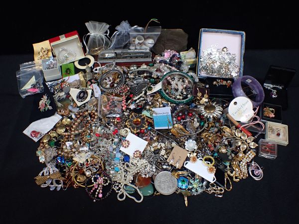 A COLLECTION OF COSTUME JEWELLERY