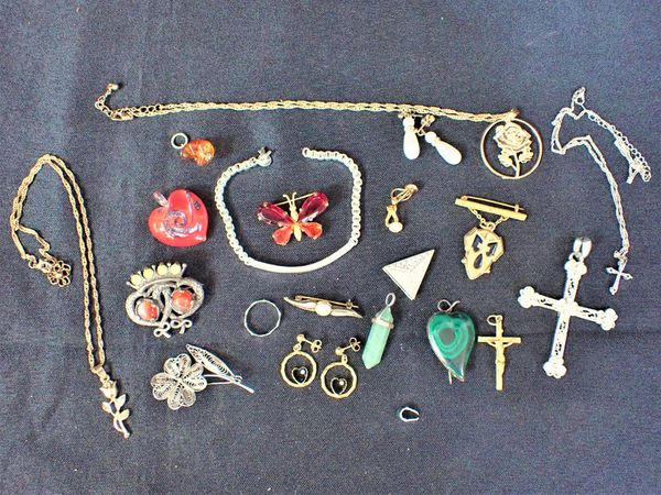 A SMALL QUANTITY OF COSTUME JEWELLERY