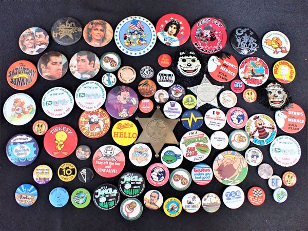 A COLLECTION OF VINTAGE BADGES