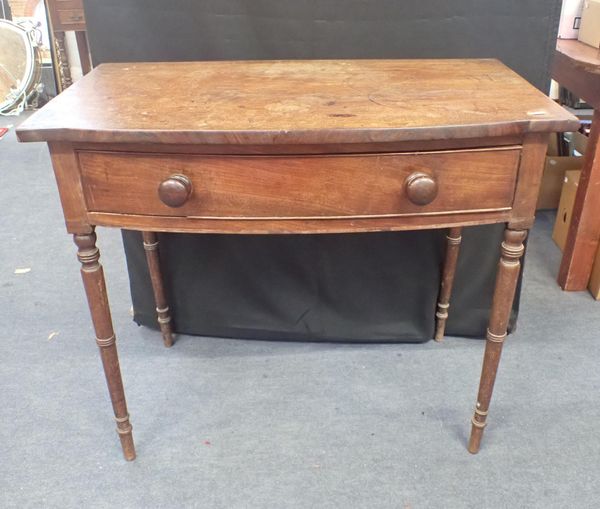 AN EARLY 19TH CENTURY MAHOGANY BOW FRONTED SIDE TABLE