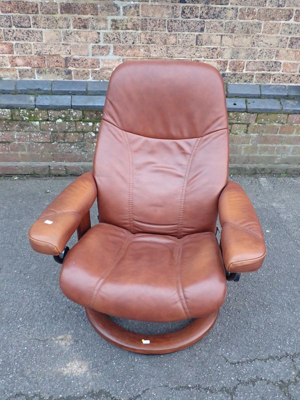 AN EKORNES STRESSLESS BROWN LEATHER LOUNGE CHAIR