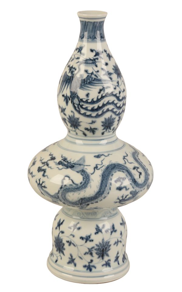 A CHINESE BLUE & WHITE VASE