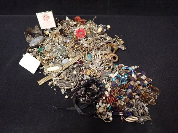 A COLLECTION OF COSTUME JEWELLERY