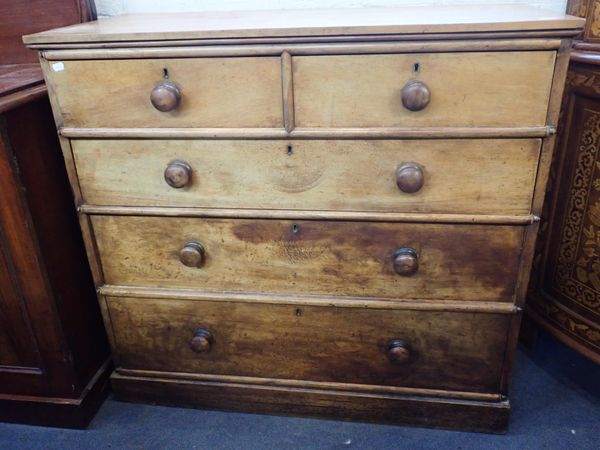 A VICTORIAN MAHOGANY CHEST OF DRAWERS