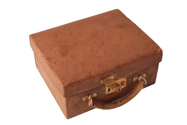 AN EARLY 20TH CENTURY BROWN LEATHER VANITY CASE