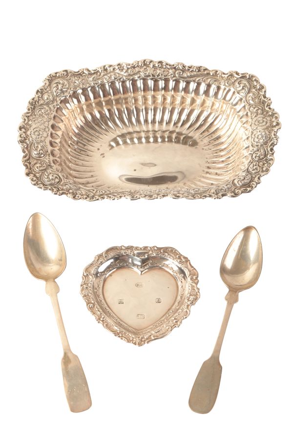 AN EARLY 20TH CENTURY AMERICAN STERLING SILVER DISH