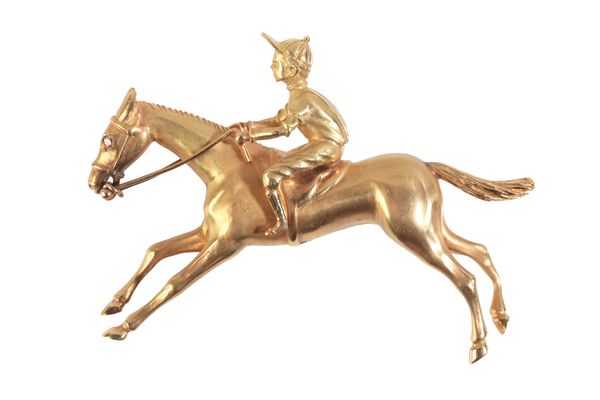 AN 18CT GOLD HORSE AND JOCKEY BROOCH