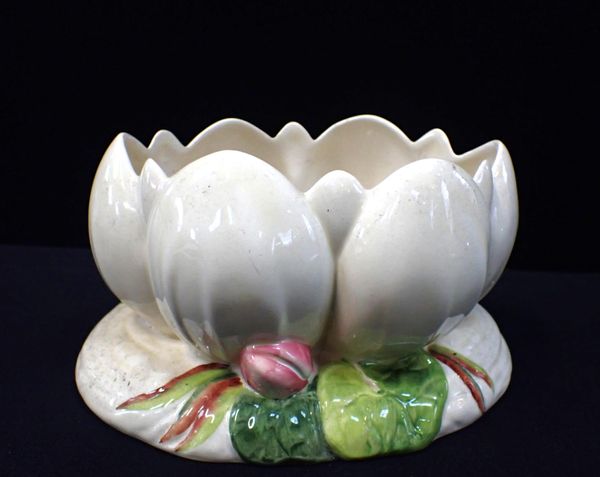 A CLARICE CLIFF WATER LILY VASE