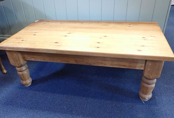 A PINE COFFEE TABLE, ON TURNED LEGS