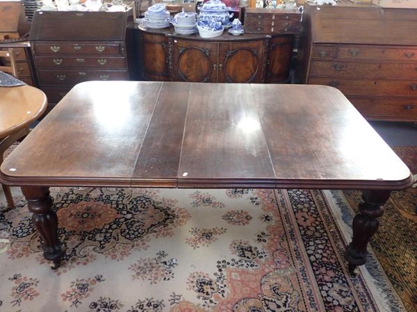 A VICTORIAN MAHOGANY EXTENDING DINING TABLE