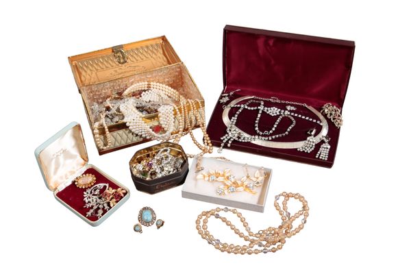 A LARGE COLLECTION OF DRESS JEWELLERY