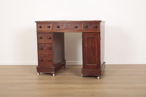 A VICTORIAN MAHOGANY PEDESTAL DESK