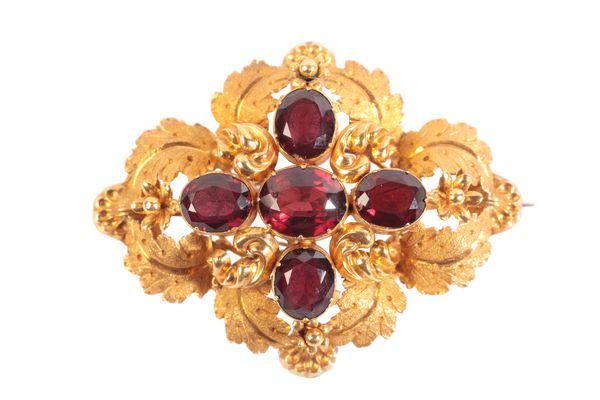 A GARNET BROOCH OF VICTORIAN DESIGN