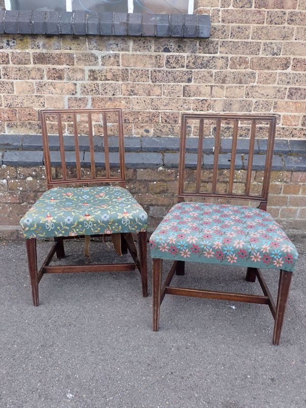 A PAIR OF GEORGE III MAHOGANY DINING CHAIRS