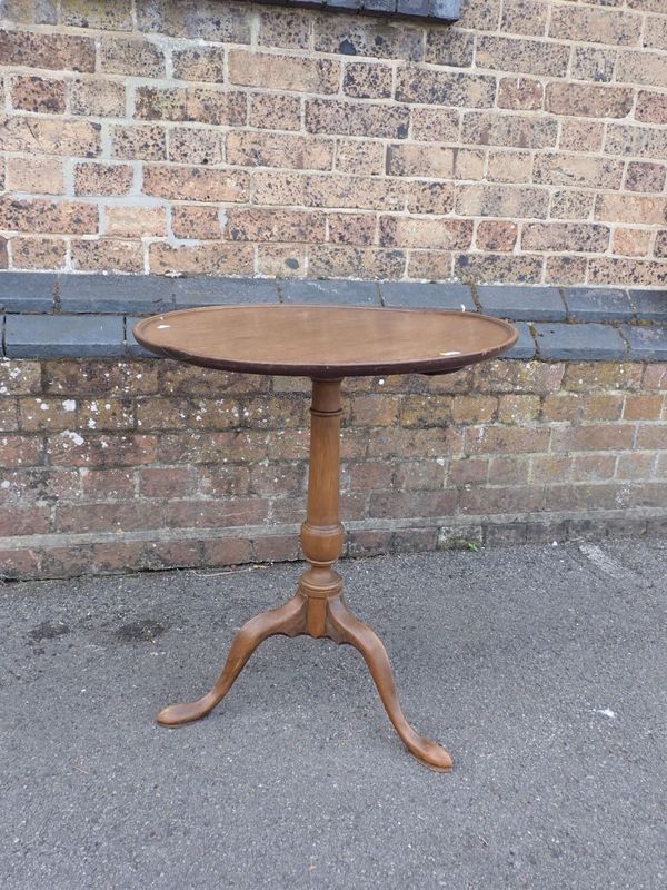 A GEORGE III MAHOGANY CIRCULAR TRIPOD TABLE